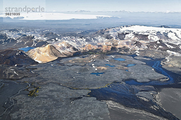 Luftaufnahme im zentralen Hochland mit Bergen  Seen und Gletschern  hinten der Langjökull Gletscher  Island  Europa