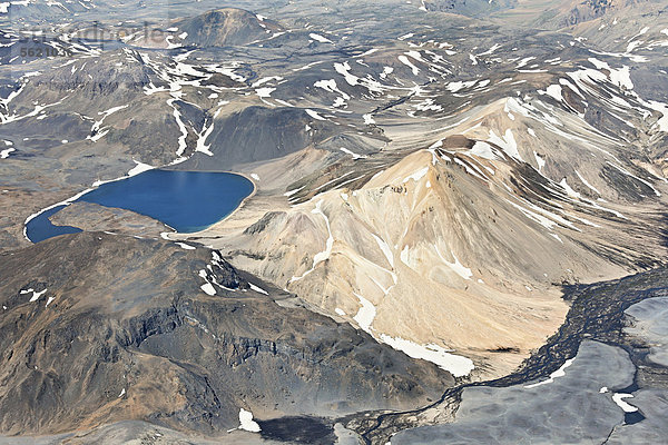 Luftaufnahme im zentralen Hochland mit Rhyolith-Bergen  Seen und Gletschern  westlich des Gletschers Vatnajökull  Island  Europa