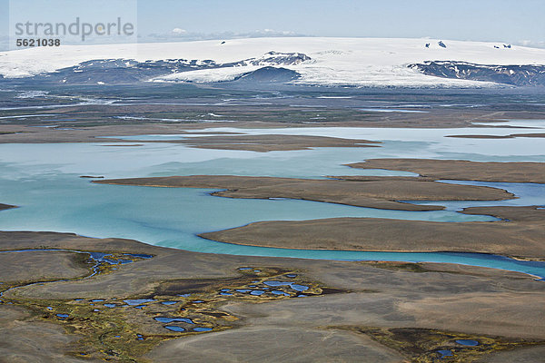 Luftaufnahme  Seenlandschaft im zentralen Hochland  hinten der Langjökull Gletscher  westlich des Gletschers Vatnajökull  Island  Europa