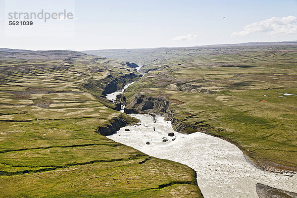 Luftaufnahme der Schlucht und der Wasserfälles des Flusses _ors·  Thorsa  im Hochland von Island  Europa