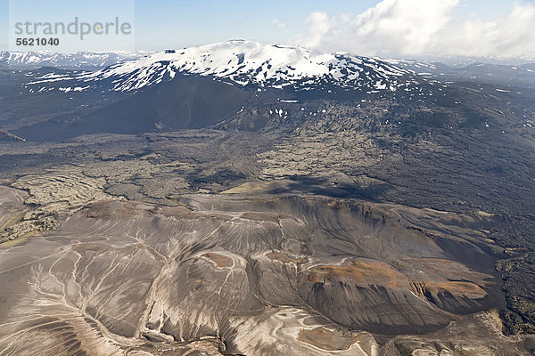 Luftaufnahme  Südwestseite des schneebedeckten Vulkan Hekla mit Lavafeldern und Flussstrukturen  Island  Europa