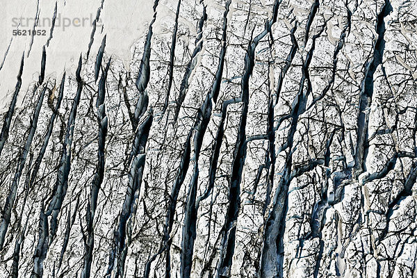 Luftaufnahme von Gletscherspalten  Linien und Strukturen aus Vulkanasche und schwarzer Lava im Eis und Schnee des Vatnajökull Gletschers in Island  Europa