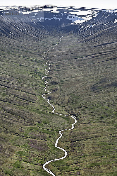 Luftaufnahme  ein mäandernder Fluss  der aus dem westlichen Hochland von Island Richtung Meer ins Tal hinab fließt  Island  Europa
