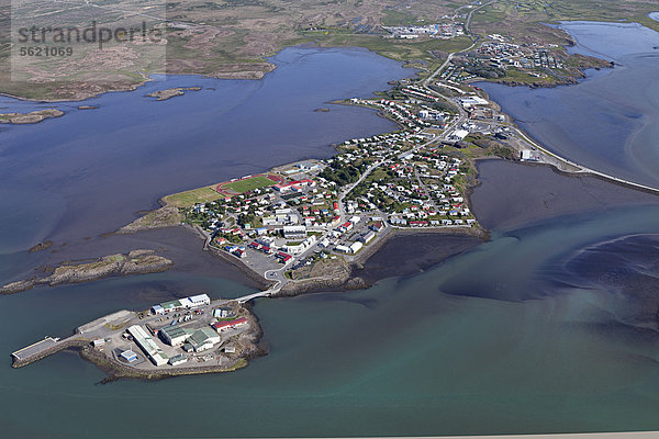 Luftaufnahme  Stadt Borgarnes  Halbinsel im Borgarfjördur  Borgarfjör_ur Fjord  Island  Europa