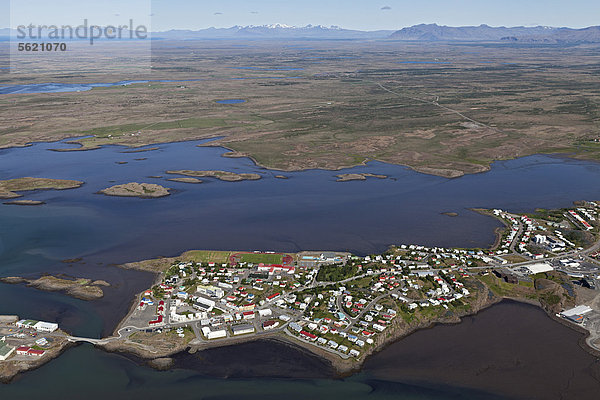 Luftaufnahme  Stadt Borgarnes  Halbinsel im Borgarfjördur  Borgarfjör_ur Fjord  Island  Europa