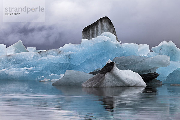 Kleine Eisberge mit Spuren von Vulkanasche in der Gletscherlagune des Gletschers Vatnajökull Jökulsarlon  Island  Europa