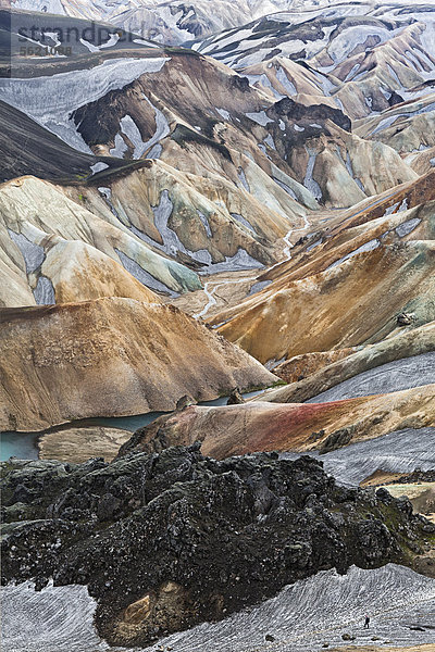Rhyolith-Berge bei Landmannalaugar  Wanderer auf dem Trekkingweg Laugavegur  dem Weg der heißen Quellen  nach Thorsmörk  _Ûrsmörk  Fjallabak Naturschutzgebiet  Island  Europa