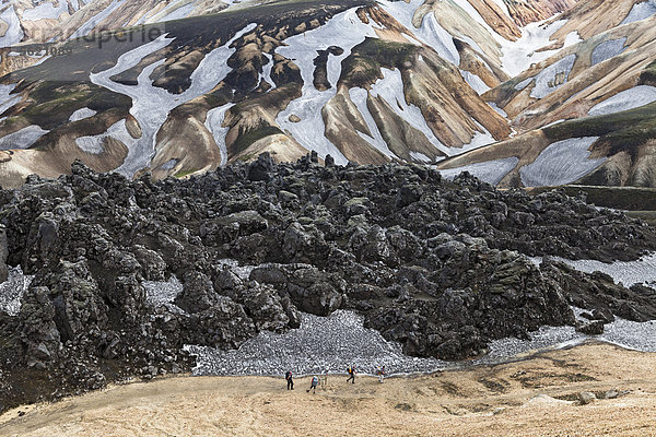 Rhyolith-Berge bei Landmannalaugar  Wanderer auf dem Trekkingweg Laugavegur  dem Weg der heißen Quellen  nach Thorsmörk  _Ûrsmörk  Fjallabak Naturschutzgebiet  Island  Europa