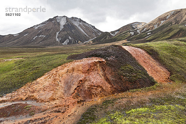 Auf der Hochebene des Fjallabak Naturschutzgebiets wird aus einem Hang eisenhaltiges Wasser gedrückt  das die Erde rot färbt  Hochebene im Hochland  Island  Europa