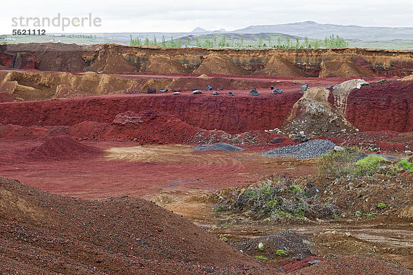 Aus diesem Steinbruch bei Sellfoss wird roter Stein abgebaut und hauptsächlich für Schotterwege verwendet  Island  Europa
