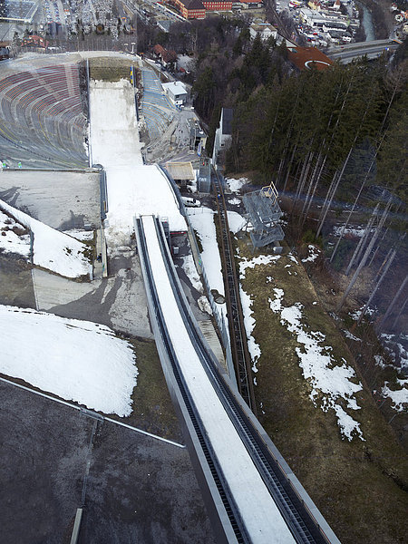 Blick auf schneebedeckte Bergisel-Schanze  Innsbruck  Tirol  Österreich  Europa