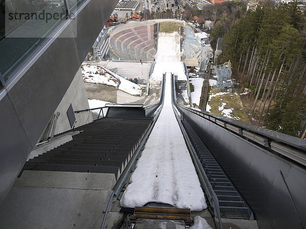 Blick auf schneebedeckte Bergisel-Schanze  Innsbruck  Tirol  Österreich  Europa