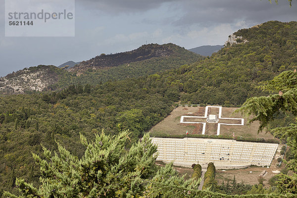 Polnischer Soldatenfriedhof und das Liri-Tal vom Kloster Monte Cassino oder Montecassino  Cassino  Latium  Italien  Europa