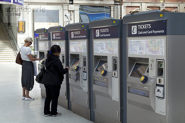 Fahrscheinautomaten am Bahnhof Waterloo Station  London  England  Großbritannien  Europa