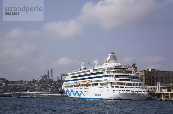 Das Kreuzfahrtschiff AIDAvita am Anleger  Bosporus  Istanbul  Türkei  Europa