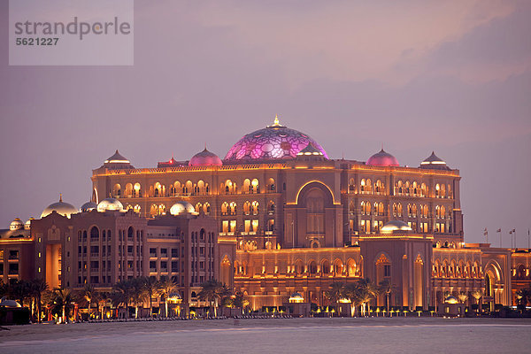 Das beleuchtete Luxushotel Emirates Palace zur blauen Stunde  Abu Dhabi  Vereinigte Arabische Emirate  Asien