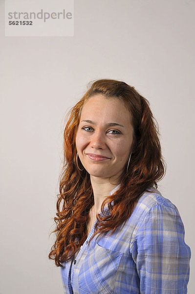 Junge Frau mit roten Haaren  Portrait