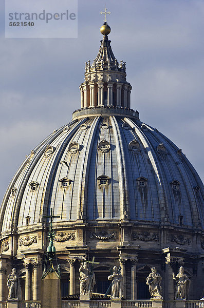 Petersdom  Kuppel mit Heiligenfiguren  St. Petersplatz  Rom  Vatikan  Italien  Europa