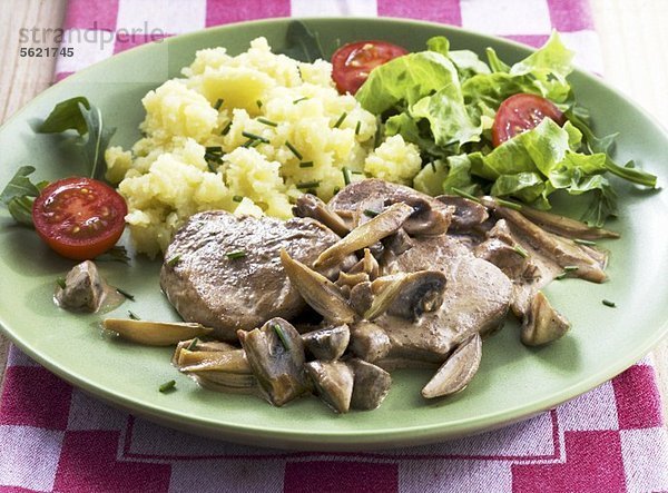 Schweinefilet mit Pilzen  Kartoffelpüree und Salat