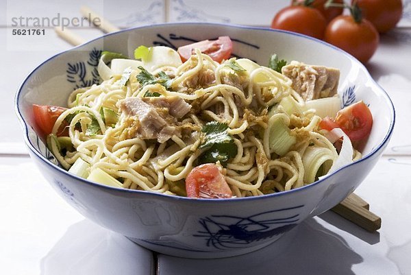 Noodle salad with tuna  leek and tomatoes (Asia)