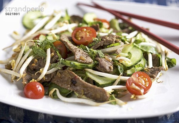 Asiatischer Salat mit Rindfleischstreifen