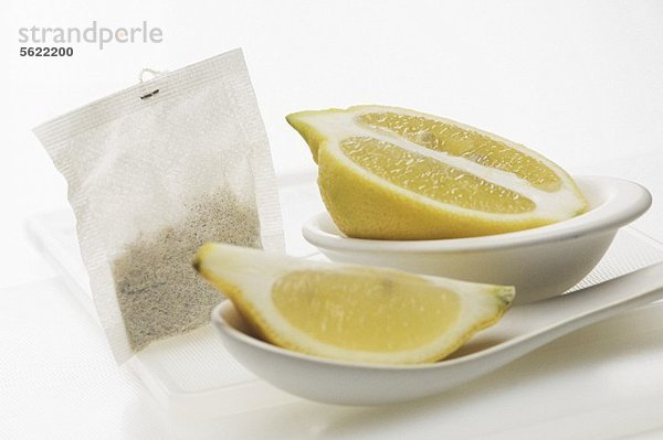Zitronenschnitz  Zitronenhälfte und Teebeutel