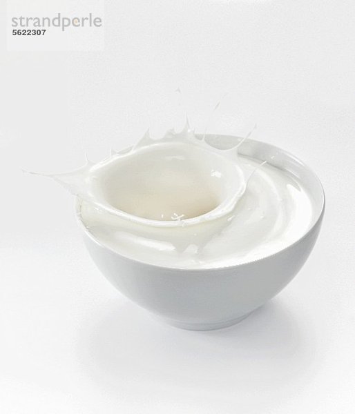 Joghurtsplash in weisser Schale