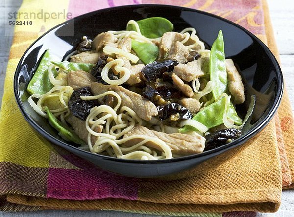 Schweinefleisch mit Trockenpflaumen  Nudeln und Zuckerschoten (Asien)