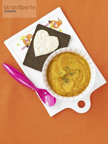 Möhren-Ingwer-Suppe und Pumpernickel mit Hummus-Herz