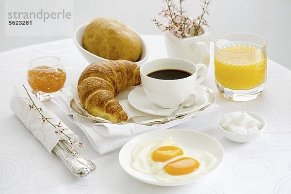 Frühstück mit Kaffee  Spiegelei  Orangensaft  Marmelade