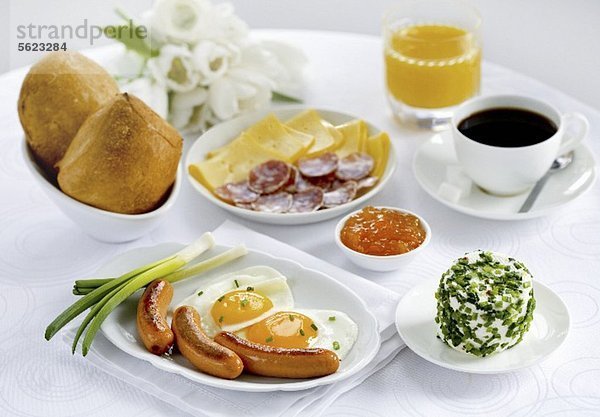 Frühstück mit Würstchen  Spiegelei  Wurst-Käse-Platte  Kaffee  Marmelade