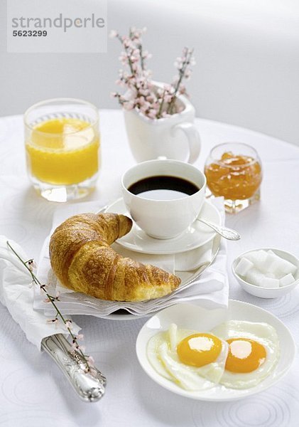 Frühstück mit Kaffee  Croissant  Spiegeleiern  Marmelade  Orangensaft
