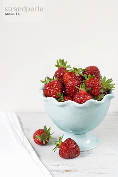 Frische Erdbeeren in einer hellblauen Schale