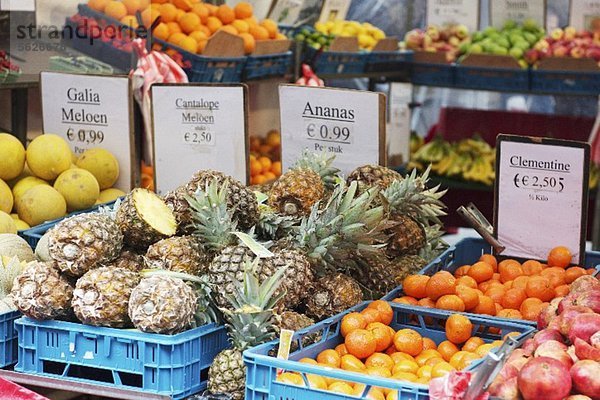 Verschiedene Früchte in Steigen auf einem Markt