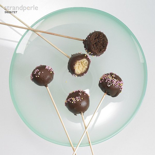 Cake Pops mit Schokoglasur und Zuckerperlen  angebissen