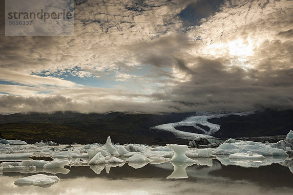 Eisberge und Gletscherzunge  Gletscherlagune Brei_·rlÛn  Breidarlon  Vatnajökull Gletscher  Austurland  Ost-Island  Island  Europa