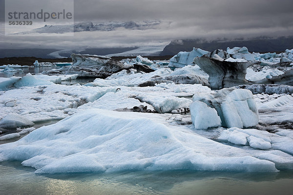Blaue und von Asche schwarz gefärbte Eisberge  Gletscherlagune Jökuls·rlÛn  Vatnajökull Gletscher  Austurland  Ost-Island  Island  Europa