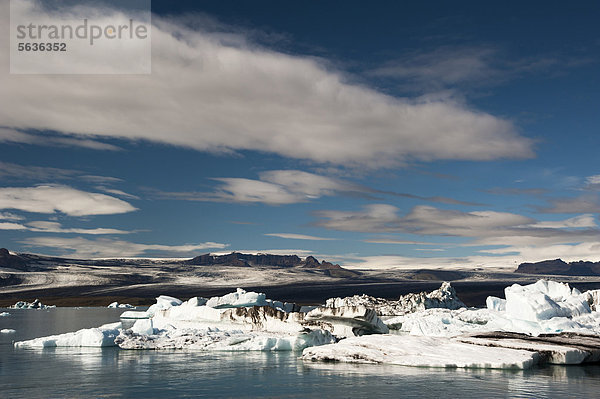 Von Asche teils schwarz gefärbte Eisberge  Gletscherlagune Jökuls·rlÛn  Vatnajökull Gletscher  Austurland  Ost-Island  Island  Europa