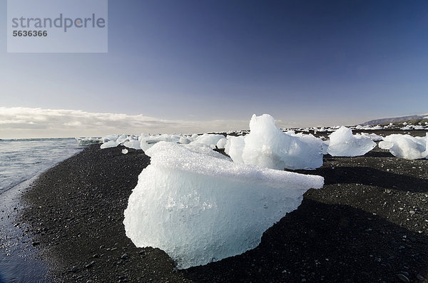 Eisberge und Eiskristalle am schwarzen Strand  Jökuls·rlÛn  Vatnajökull Gletscher  Austurland  Ost-Island  Island  Europa