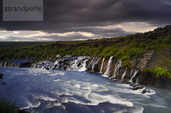 Wasserfälle Hraunfossar am Fluss HvÌt·  Vesturland  West-Island  Island  Europa