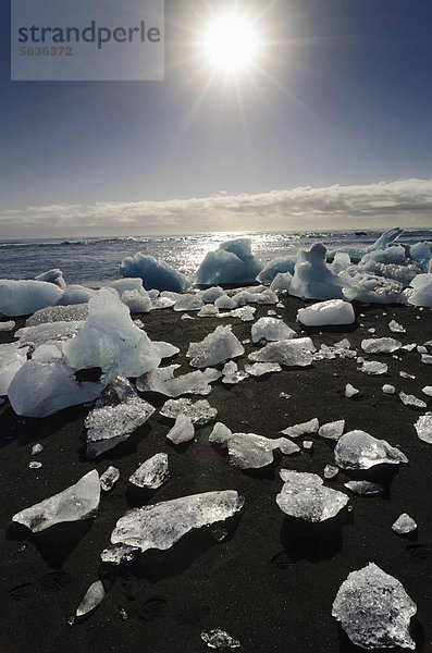 Eisberge und Eiskristalle im Gegenlicht am schwarzen Strand  Jökuls·rlÛn  Vatnajökull Gletscher  Austurland  Ost-Island  Island  Europa