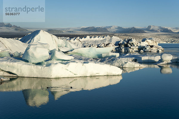 Von Asche schwarz gefärbte Eisberge  Spiegelung  Gletscherlagune Jökuls·rlÛn  Vatnajökull Gletscher  Austurland  Ost-Island  Island  Europa