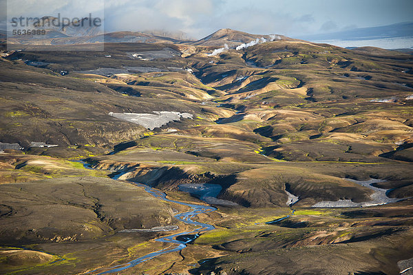 Luftaufnahme  mit Schnee und Asche bedeckte Rhyolith-Berge  Landmannalaugar  Fjallabak Naturschutzgebiet  Hochland  Island  Europa