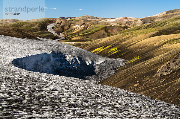 Mit Schnee und Asche bedeckte Rhyolith-Berge und Schneefelder am Wanderweg Laugavegur  Hrafntinnusker-¡lftavatn  Fjallabak Naturschutzgebiet  Hochland  Island  Europa