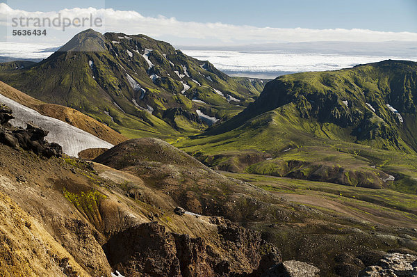Mit Moos und Schnee bedeckte Berge am Wanderweg Laugavegur  Hrafntinnusker-¡lftavatn  dahinter Gletscher M_rdalsjökull  Hochland  Island  Europa