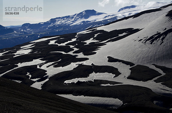 Mit Schnee und Asche bedeckte Rhyolith-Berge im Gegenlicht am Wanderweg Laugavegur  Landmannalaugar-Hrafntinnusker  Fjallabak Naturschutzgebiet  Hochland  Island  Europa