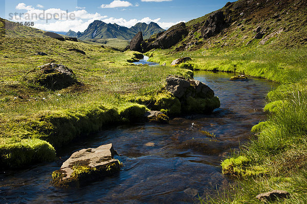 Bach und Berge in der Mooslandschaft am Wanderweg Laugavegur  ¡lftavatn-Emstrur  Hochland  Island  Europa