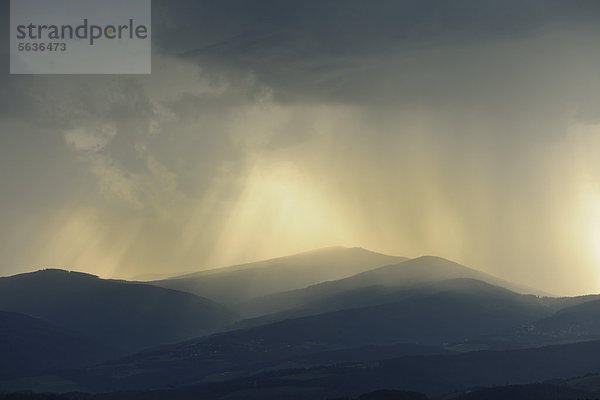 Heranziehende Regenfront  Aussichtswarte Hutwisch  Niederösterreich  Österreich  Europa