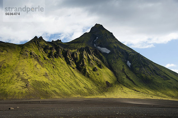 Mit Moos bedeckte Berge am Wanderweg Laugavegur  ¡lftavatn-Emstrur  Hochland  Island  Europa