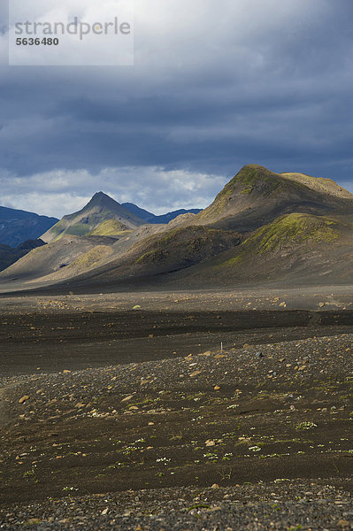 Schwarze Lavawüste und Berge am Wanderweg Laugavegur  ¡lftavatn-Emstrur  Hochland  Island  Europa